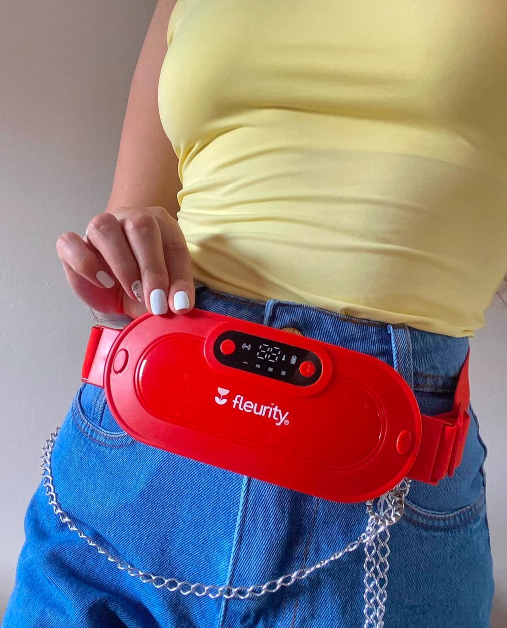 Mulher usando a cinta térmica sobre a roupa